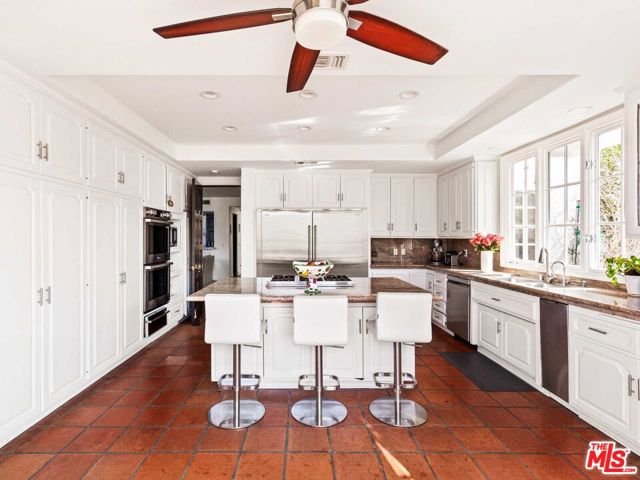 2113 Stoney Hill Road, Los Angeles CA: https://media.crmls.org/mediaz/e7657bba-4562-4cfd-9432-c6de1671c7f8.jpg