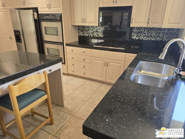 1445 Via Isla, Palm Springs CA: https://media.crmls.org/mediaz/e765c715-a832-4d0c-88a0-573aceb6f86b.jpg