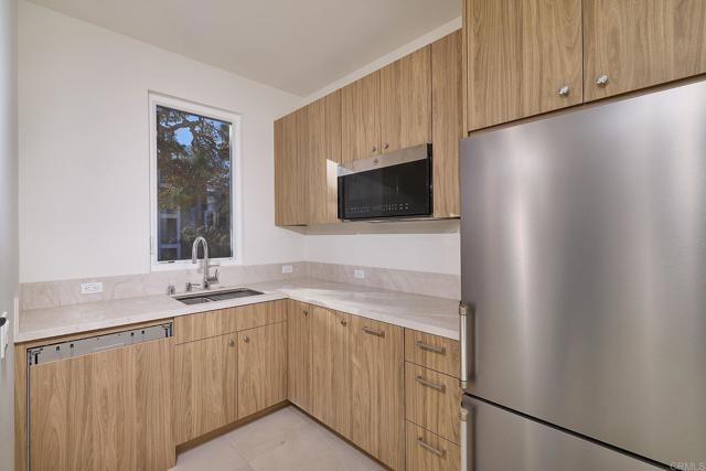 Detail Gallery Image 11 of 12 For 3903 Haines, San Diego,  CA 92109 - 5 Beds | 5 Baths