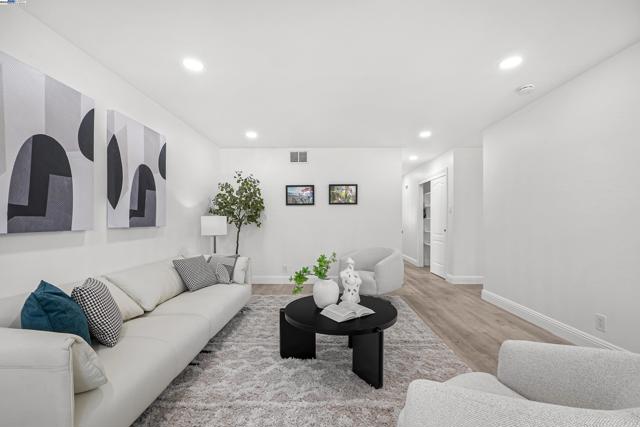 924 Magnolia Dr, Alameda CA: https://media.crmls.org/mediaz/e766187d-6912-4fb5-9da8-fa7a3ee1edf9.jpg