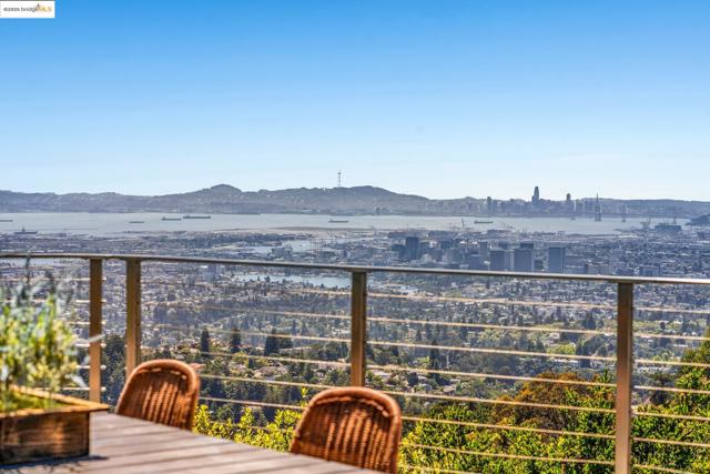 25 Holyrood Manor, Oakland CA: https://media.crmls.org/mediaz/e766ff13-fd1c-43a7-9e11-73364e50f71a.jpg