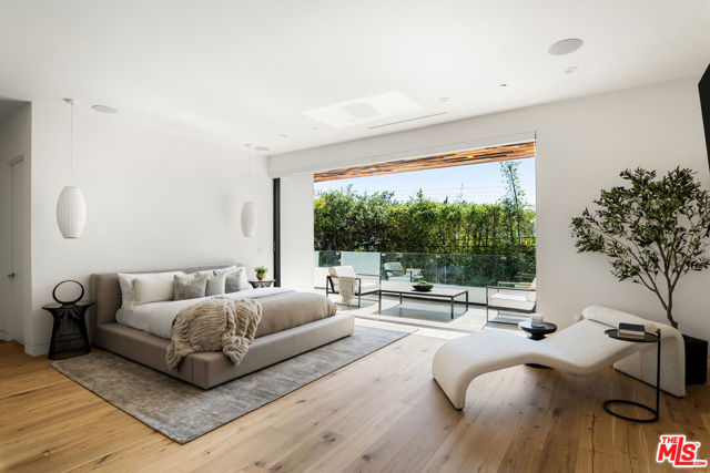 833 N Cherokee Avenue, Los Angeles CA: https://media.crmls.org/mediaz/e7670074-2a12-4b36-90ea-5f440c997aa2.jpg