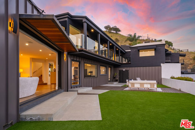 8021 Floral Avenue, Los Angeles CA: https://media.crmls.org/mediaz/e767d50e-d4f5-4dec-b676-0f3766fede6e.jpg