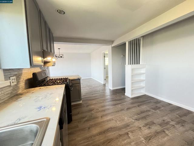 7618 Sunkist Dr, Oakland CA: https://media.crmls.org/mediaz/e7682f2f-6605-4740-9d0d-a1dff2a15f98.jpg