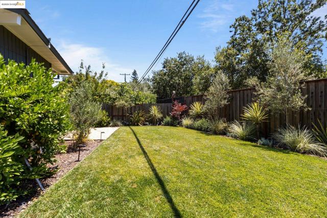 2041 Hidden Valley Dr, Santa Rosa CA: https://media.crmls.org/mediaz/e76878bb-0266-4442-beaf-c124d925cc03.jpg