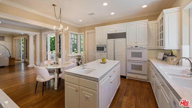5404 Topeka Drive, Tarzana CA: https://media.crmls.org/mediaz/e7691b3f-992a-4997-a74f-fccde37d7738.jpg