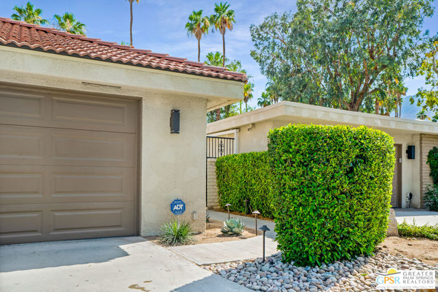 2365 S Oakcrest Drive, Palm Springs CA: https://media.crmls.org/mediaz/e7698649-2c19-4a46-bc81-bb0348363316.jpg