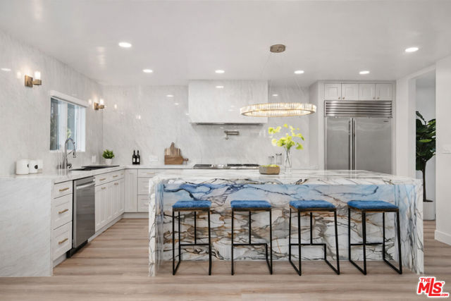 5439 Gentry Avenue, Valley Village CA: https://media.crmls.org/mediaz/e76c2eb2-20a0-4003-ad82-ab907f1d177e.jpg