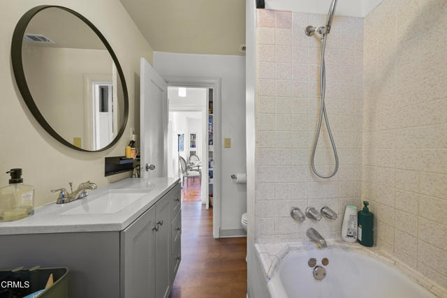 Detail Gallery Image 18 of 36 For 3961 Cumberland Ave, Los Angeles,  CA 90027 - 3 Beds | 2 Baths