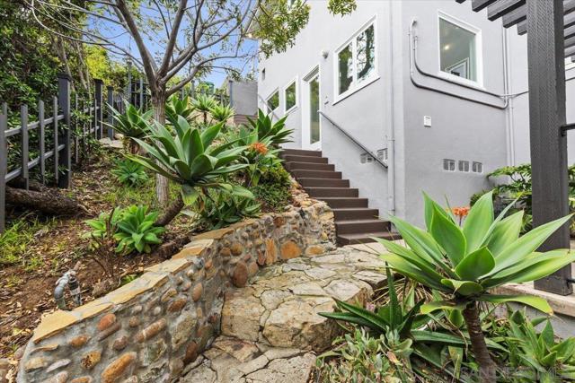 2205 Locust St, San Diego CA: https://media.crmls.org/mediaz/e76c9ff1-d9a8-4386-8525-d784d3127323.jpg