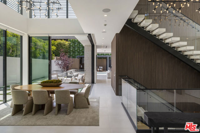 137 S Wetherly Drive, Beverly Hills CA: https://media.crmls.org/mediaz/e76ce4cd-3b12-4bfe-8503-bde36903a0bd.jpg