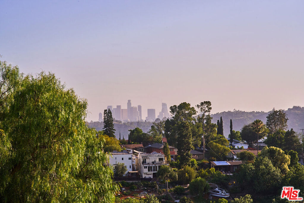 https://media.crmls.org/mediaz/e76d07ea-d798-41a5-8b28-34139853e627.jpg?preset=X-Large