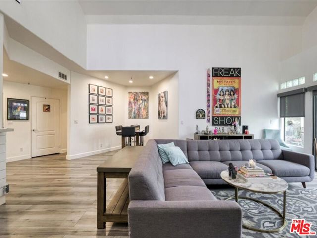 4477 Woodman Avenue, Sherman Oaks CA: https://media.crmls.org/mediaz/e76e057e-7920-4115-a964-e692c2ed7132.jpg
