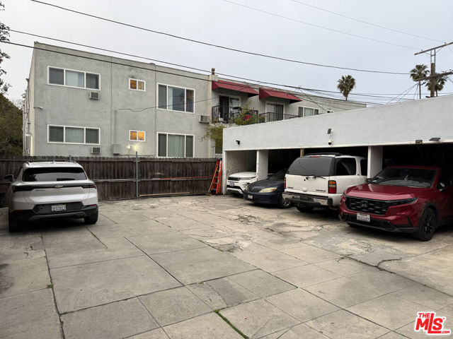6640 Leland Way, Los Angeles CA: https://media.crmls.org/mediaz/e76eb5e9-13c5-478d-8431-551c17bc568e.jpg