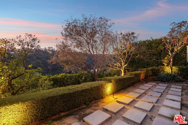1415 Summitridge Drive, Beverly Hills CA: https://media.crmls.org/mediaz/e76ee9b6-4aa7-43c3-aca9-cb4dd974c606.jpg