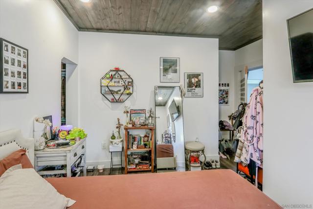 1035 Edgemont Place, San Diego CA: https://media.crmls.org/mediaz/e76f659d-7f4f-4f93-8d9e-da7924e5459e.jpg