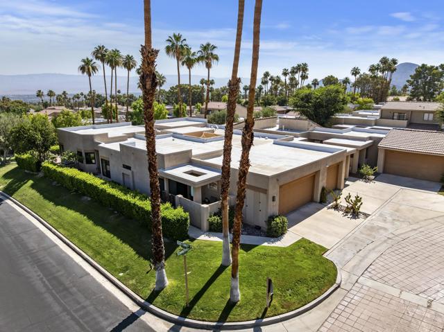 72416 Sommerset Drive, Palm Desert CA: https://media.crmls.org/mediaz/e76fb8e9-b9dd-4c93-befc-b08a94973338.jpg