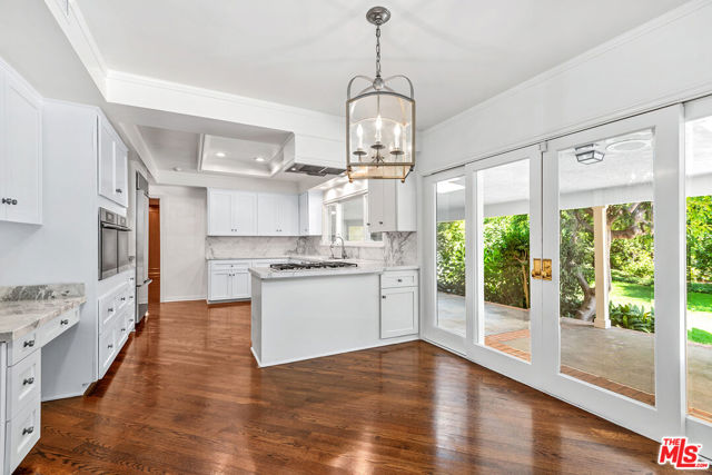 374 Homewood Road, Los Angeles CA: https://media.crmls.org/mediaz/e770913f-3bae-47db-bdf5-f7aef53ac183.jpg