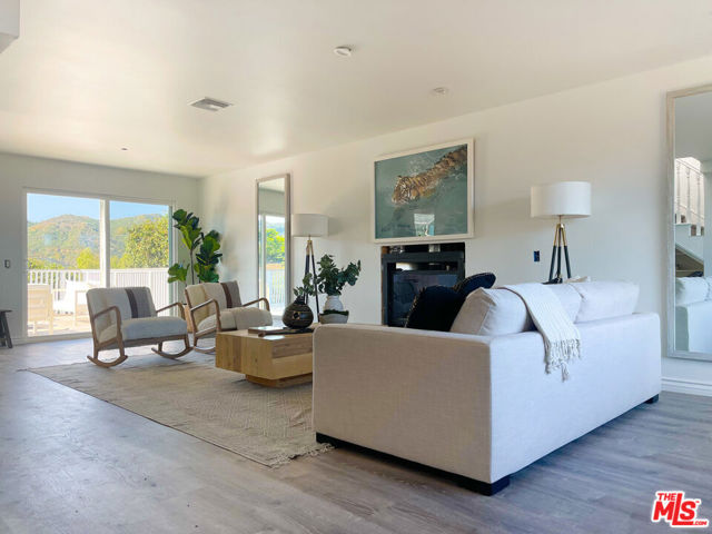 26343 Lockwood Road, Malibu CA: https://media.crmls.org/mediaz/e771d8ac-d92c-4dcc-b37a-30a1d1740250.jpg