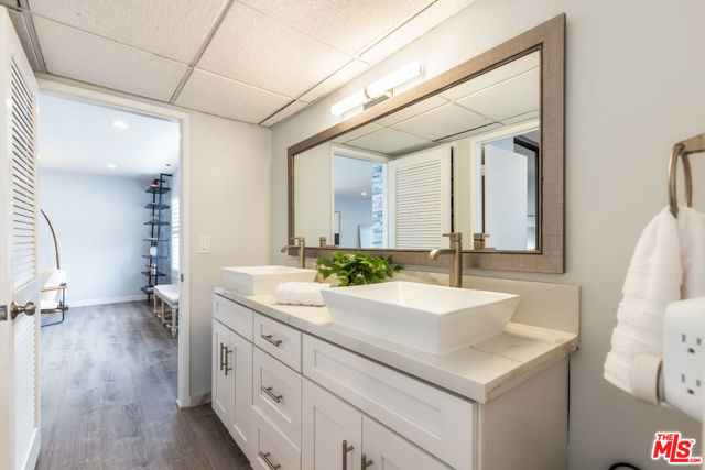 11828 Goshen Avenue, Los Angeles CA: https://media.crmls.org/mediaz/e7730ef3-04f6-4eb4-bfcb-4fb323945d9c.jpg