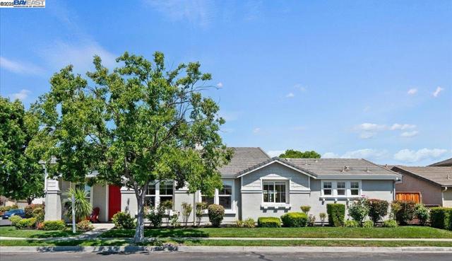 4946 Sequoia Ave, Dublin CA: https://media.crmls.org/mediaz/e7733fcc-5413-4b2d-bab9-fa204190a8fa.jpg