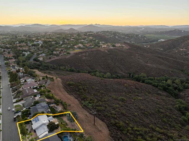 17924 Saint Andrews Dr, Poway CA: https://media.crmls.org/mediaz/e774915e-9049-4fb2-8857-a40f95169a3a.jpg