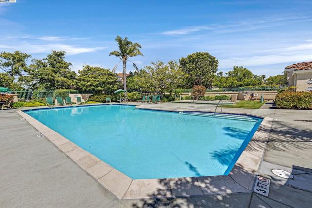 131 Diapian Bay, Alameda CA: https://media.crmls.org/mediaz/e7759d10-5f03-4cd0-bc01-6f37f662e6e2.jpg