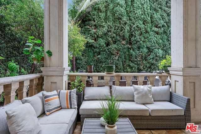 156 S Clark Drive, Beverly Hills CA: https://media.crmls.org/mediaz/e775eb92-9e98-440b-ac80-a1dbefc7a365.jpg
