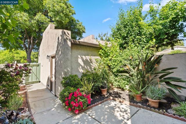1050 Mohr Ln, Concord CA: https://media.crmls.org/mediaz/e77769e8-42c3-4c6b-826d-72f90c907f14.jpg