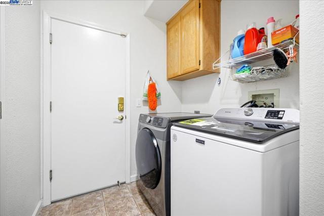 250 BRIDGEWATER RD, Hayward CA: https://media.crmls.org/mediaz/e77820dd-eb06-43b9-96dd-4eedf539bfc2.jpg