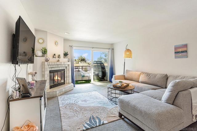 4887 Bella Pacific Row, San Diego CA: https://media.crmls.org/mediaz/e778386f-9ae4-4ba3-b10a-ad70cf068280.jpg