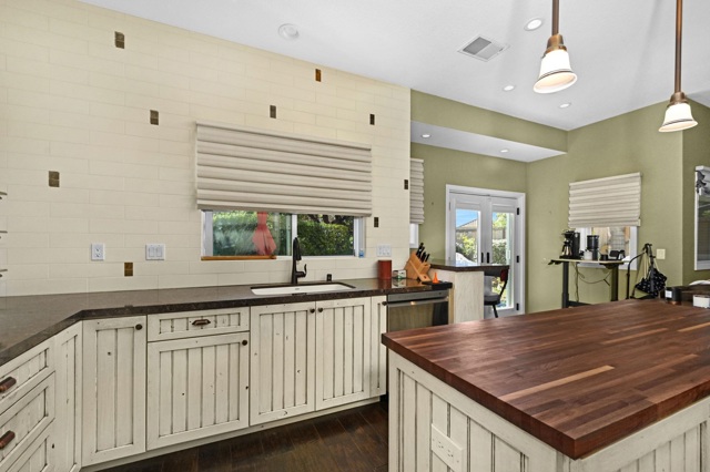 5233 Boulder Ct, Concord CA: https://media.crmls.org/mediaz/e77a9593-25f0-40f0-b87f-c14822dbd1b3.jpg