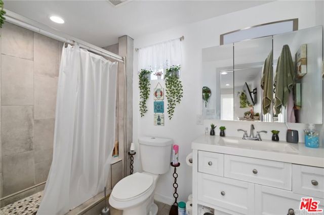 6763 Lurline Avenue, Winnetka CA: https://media.crmls.org/mediaz/e77bffed-105e-40c5-a644-9eddf94bcab9.jpg
