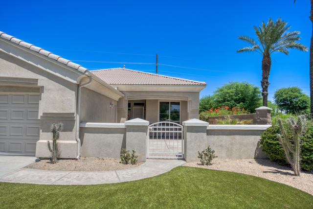 44010 Royal Troon Drive Drive, Indio CA: https://media.crmls.org/mediaz/e77d6102-82d3-45ed-9db7-70268a0f1b44.jpg