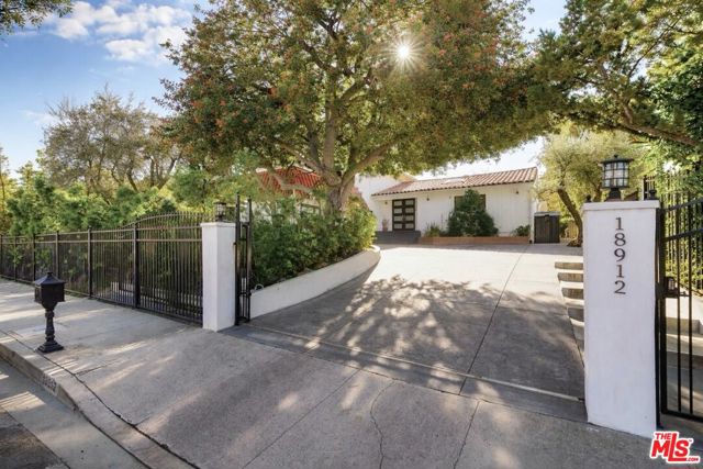 18912 Pasadero Drive, Tarzana CA: https://media.crmls.org/mediaz/e77d6e9b-65fa-4a51-be8e-645d57c9699e.jpg