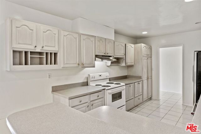 1033 6TH Street, Santa Monica CA: https://media.crmls.org/mediaz/e77d7b70-d776-41b0-a208-ec58ed812f5b.jpg