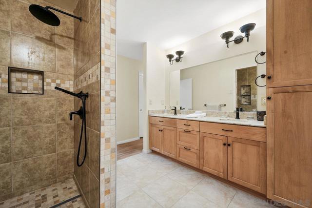 1353 Roxanne Dr, El Cajon CA: https://media.crmls.org/mediaz/e77dfb03-fffe-4a6a-94a2-9970222a12be.jpg
