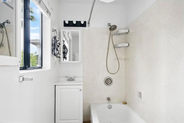 1572 Lincoln Ave, Alameda CA: https://media.crmls.org/mediaz/e77e04f6-63a7-4b65-8650-2fddd5ea3363.jpg