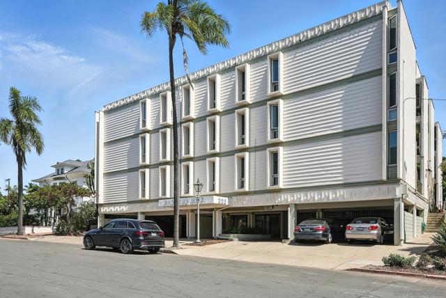 222 Quince St, San Diego CA: https://media.crmls.org/mediaz/e77e0c03-9b9c-47f8-8e81-7cd2df598fdc.jpg