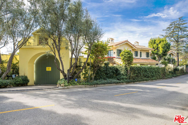 1401 Bel Air Road, Los Angeles CA: https://media.crmls.org/mediaz/e77e6b27-8599-4840-930a-02c326cd8a8e.jpg