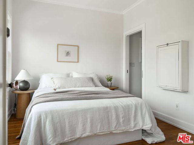 1402 N Benton Way, Los Angeles CA: https://media.crmls.org/mediaz/e77f30a2-1788-4b3d-95d7-2b81aa597262.jpg