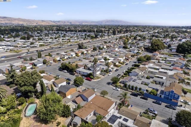 3501 Lake Ontario Dr, Fremont CA: https://media.crmls.org/mediaz/e77f33f1-1338-4557-91cb-cb3134de2e79.jpg