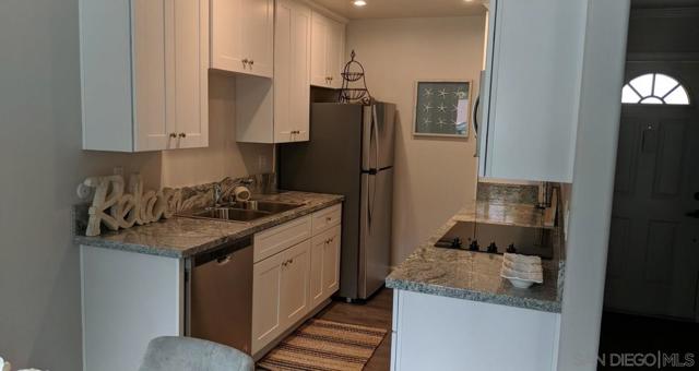 8570 Via Mallorca, La Jolla CA: https://media.crmls.org/mediaz/e77f547d-0ec3-438b-97c6-f25fef1c4261.jpg