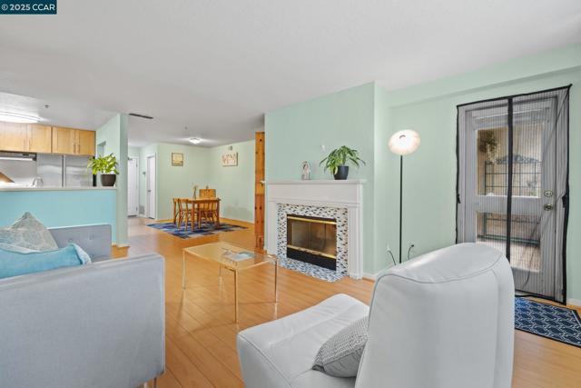 535 Pierce St, Albany CA: https://media.crmls.org/mediaz/e780a516-50c4-4990-bd06-fb632c696341.jpg