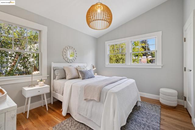 1071 Harvard Rd, Piedmont CA: https://media.crmls.org/mediaz/e780bd51-be9f-4421-b186-f455bf184d4c.jpg