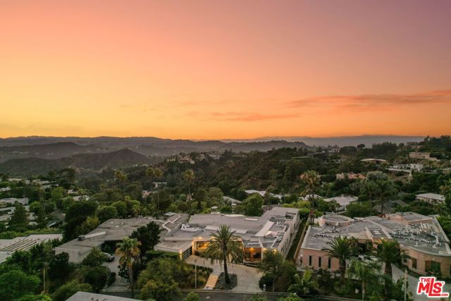 455 Castle Place, Beverly Hills CA: https://media.crmls.org/mediaz/e780f82f-b76f-43ae-aeb5-d8737a75571f.jpg