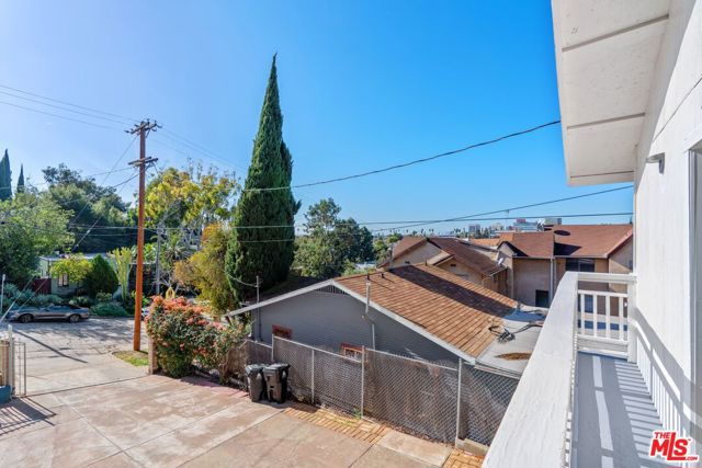 4011 1/2 Sunset Drive, Los Angeles CA: https://media.crmls.org/mediaz/e7812671-e12d-4489-9cbf-53677ffe9a0c.jpg