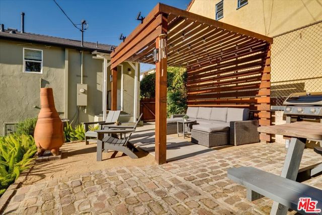 340 S Madison Way, Glendale CA: https://media.crmls.org/mediaz/e781a098-bb82-44e7-9e07-0f510f719dd6.jpg