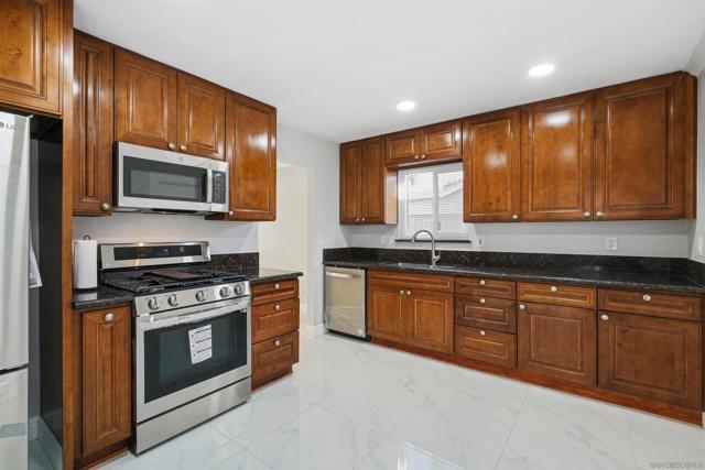7684 Meadowbrook Ct, San Diego CA: https://media.crmls.org/mediaz/e781b230-3124-45f8-a23f-1e31c6b6c151.jpg