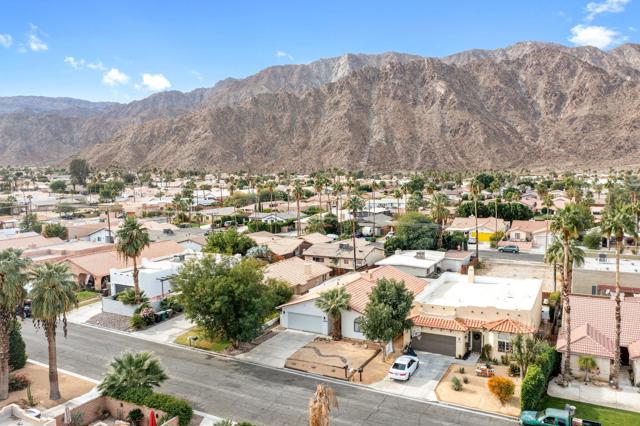 51605 Avenida Carranza, La Quinta CA: https://media.crmls.org/mediaz/e781b440-6b86-45f1-be09-f421bd408aed.jpg
